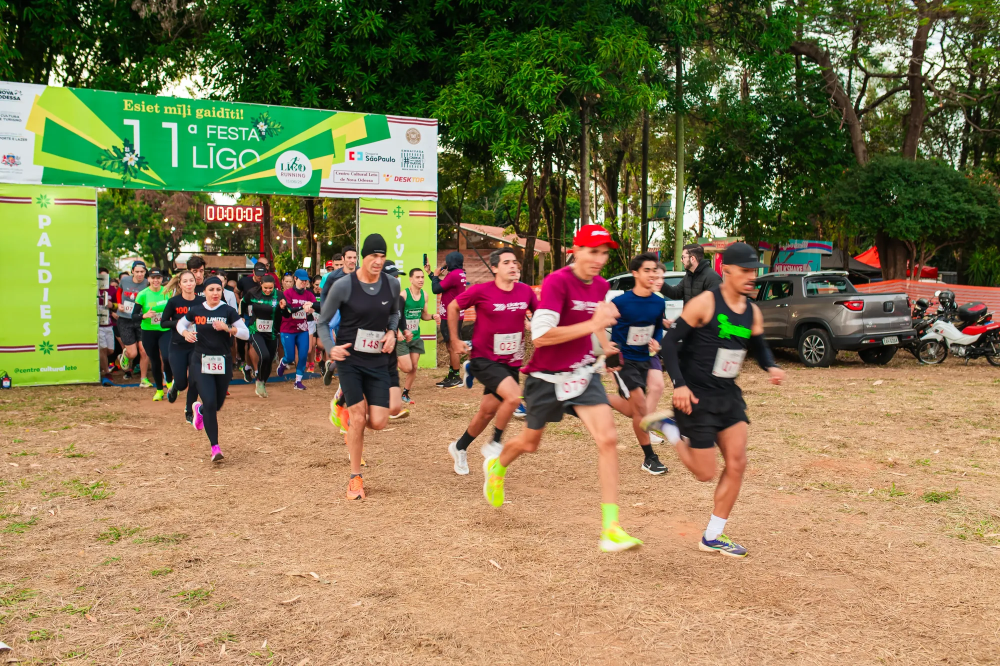 Largada da 3ª Ligo Running, atletas correndo